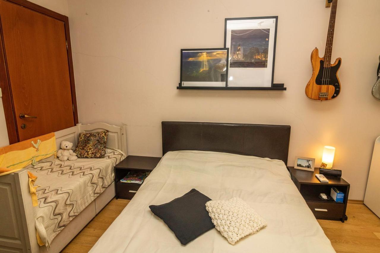 Tsar Guitar Aprt / Metro Station Apartment